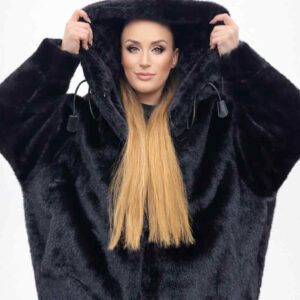 Juodi kailiniai su gobtuvu