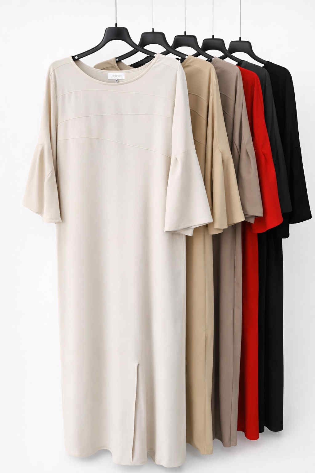 Ilga suknelė su laisvomis rankovėmis