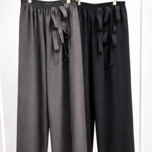 Laisvo silueto plačios kelnės