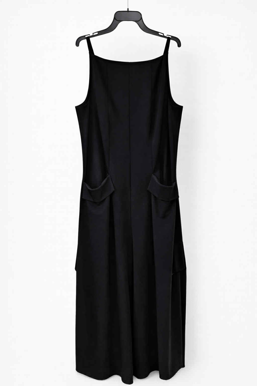 Kombinezonas su skeltukais šonuose