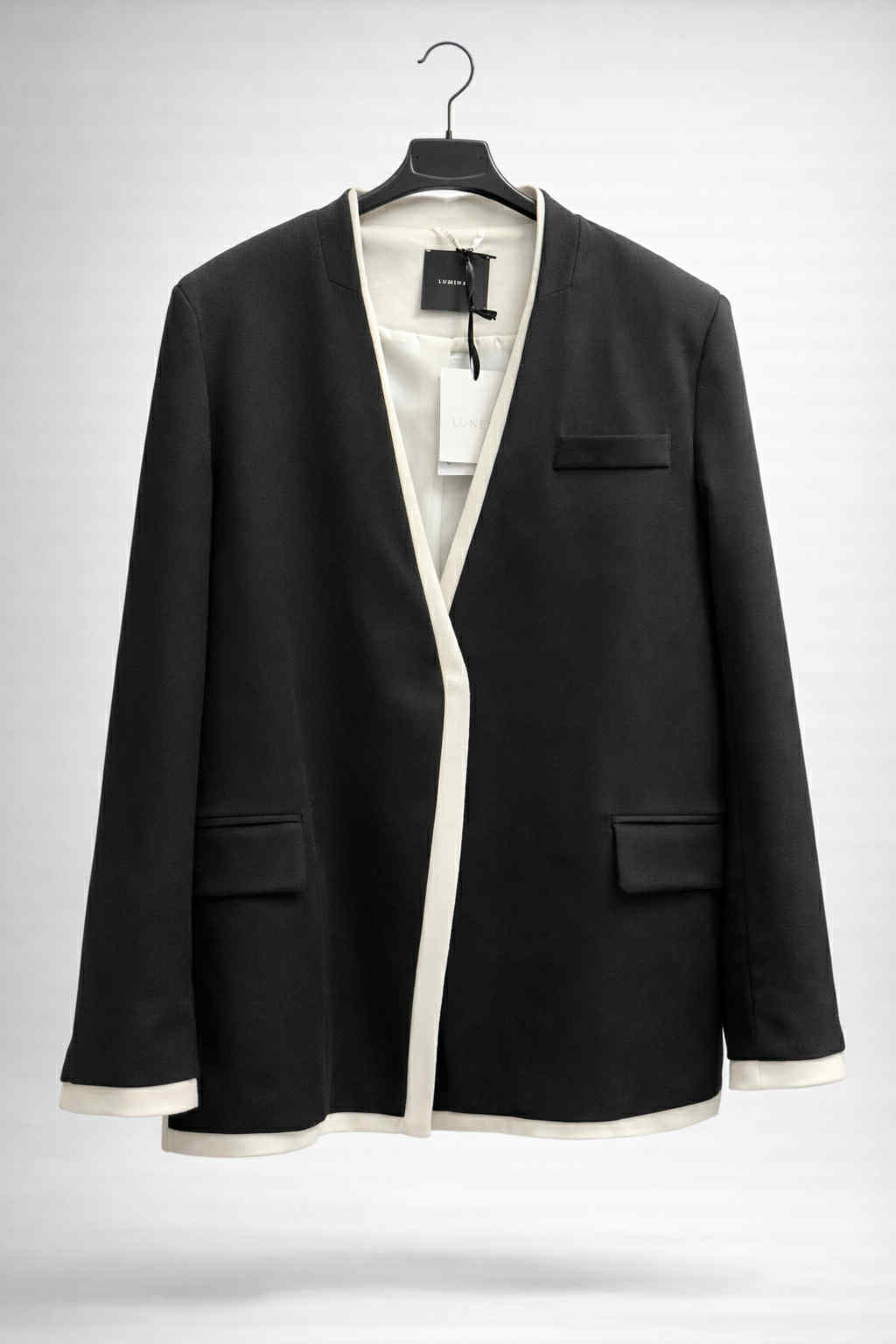 Švarkas su kontrastiniaias apvadais