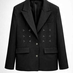 Juodas švarkas su dekoratyviniais užsegimais