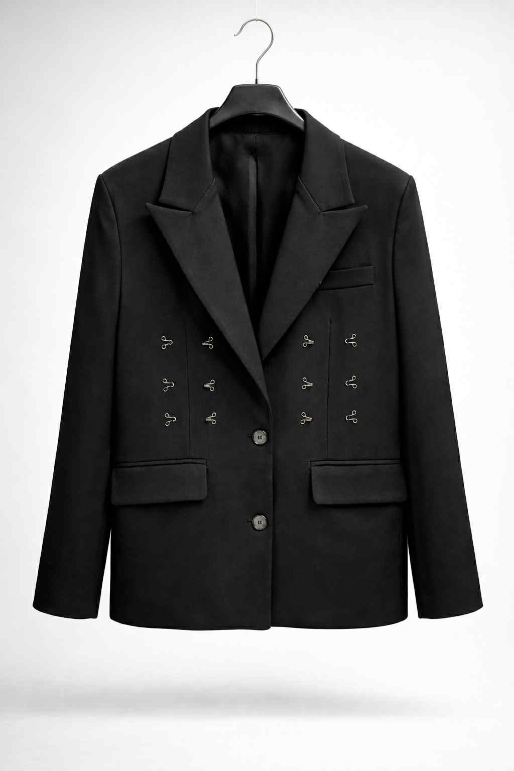 Juodas švarkas su dekoratyviniais užsegimais