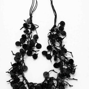 Juodos spalvos kaklo papuosalas