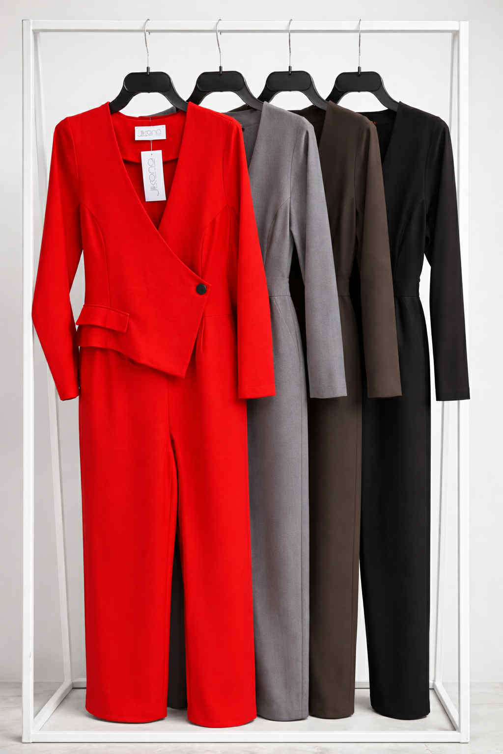 Elegantiškas kombinezonas su asimetrišku užsegimu