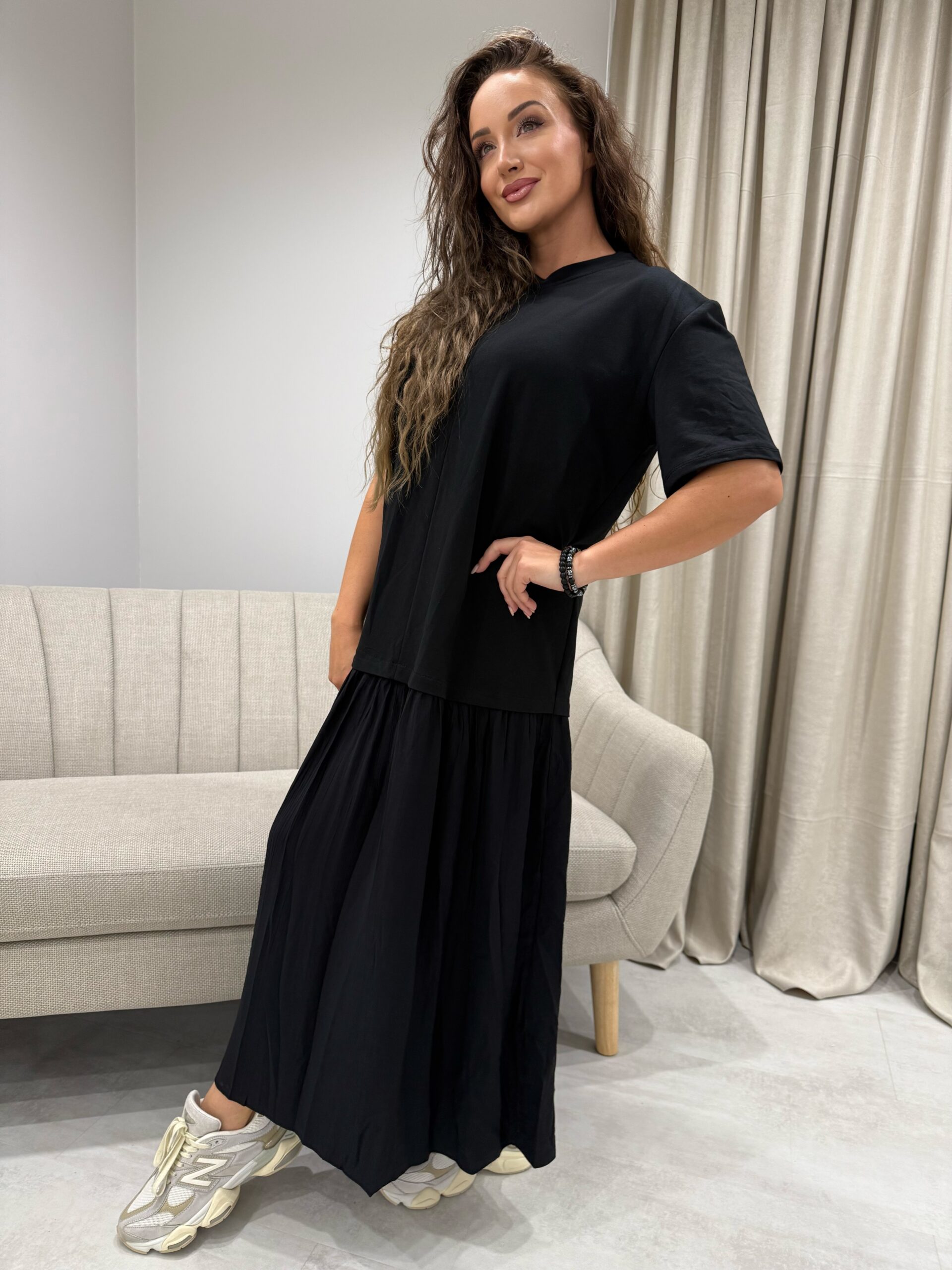 Minimalistinė juoda suknelė